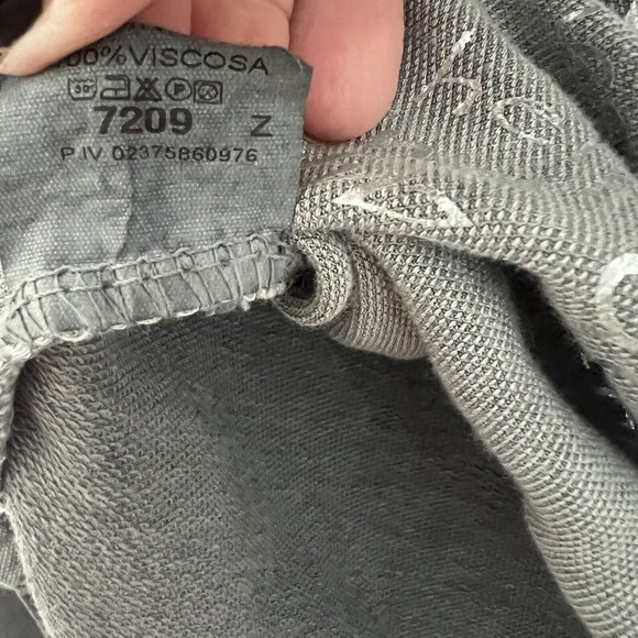 Made In Italy Women's Gray V-Neck Graphic Print Raised 3D Flowers Top - Medium - Picture 4 of 6